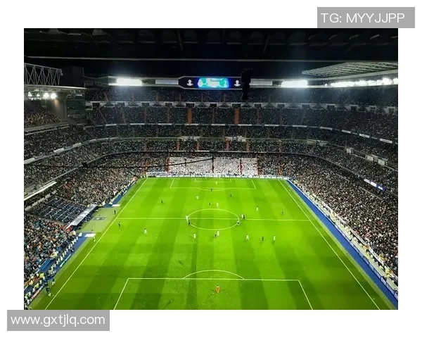 足球小钢炮闪耀绿茵场展现力量与速度的激情传奇