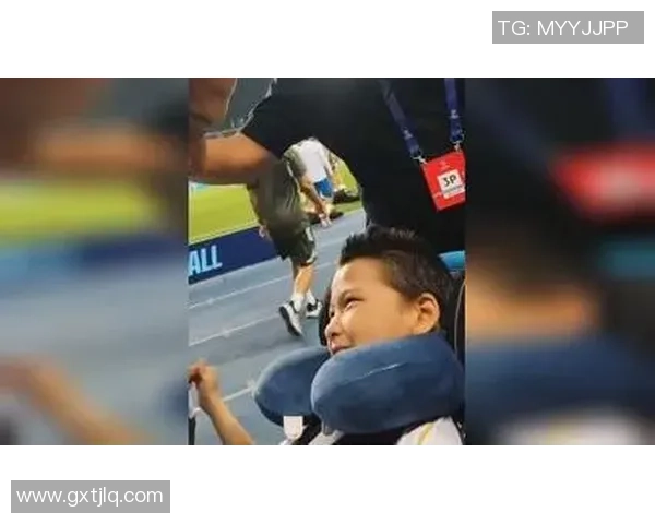 足球迷与球星的温馨时刻：他们的互动超越了赛场的距离与界限