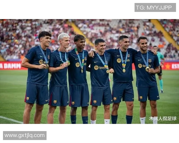 巴塞罗那足球俱乐部球星闪耀绿茵场展现团队精神与个人荣耀